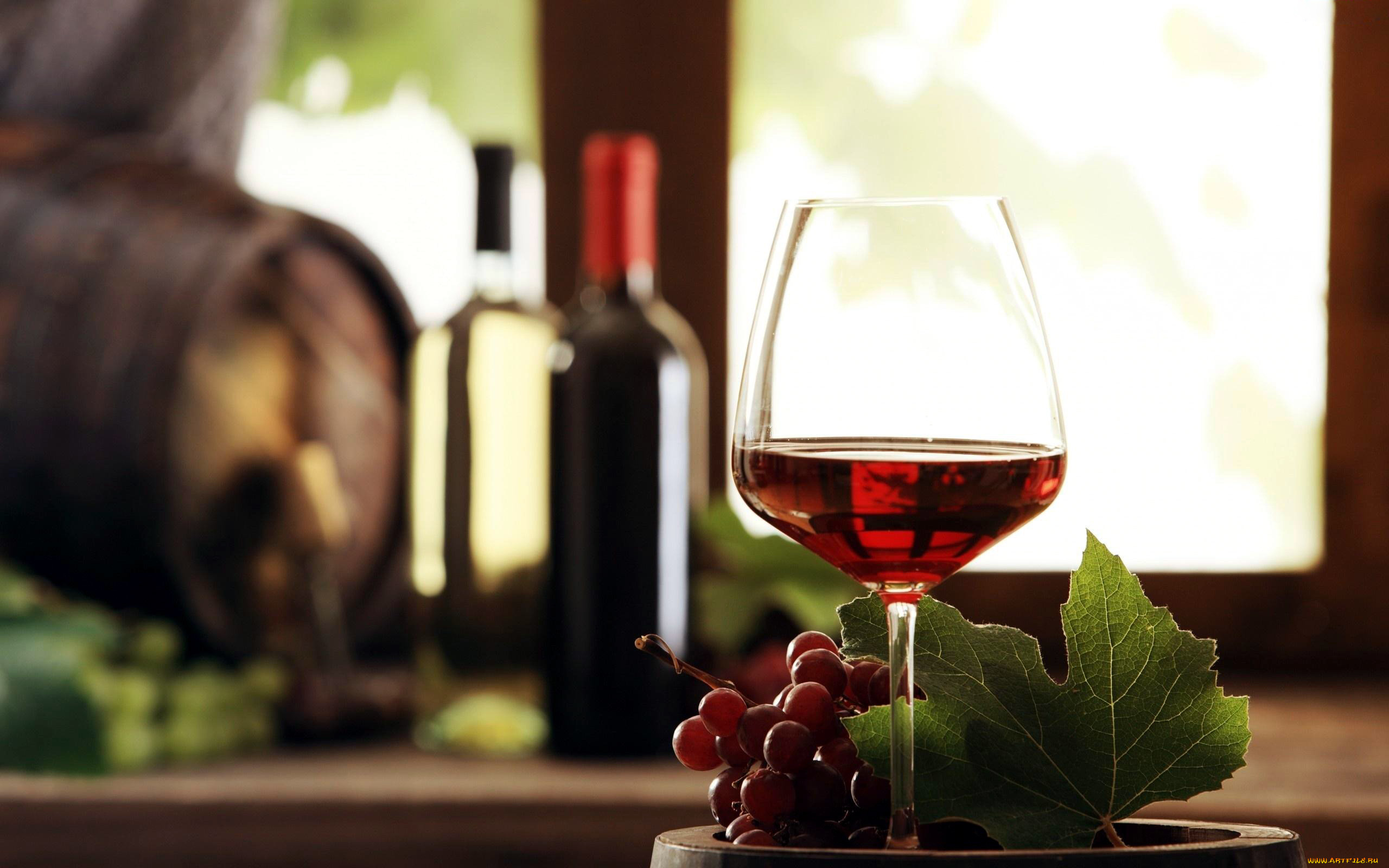 Фото бокалов с вином на столе